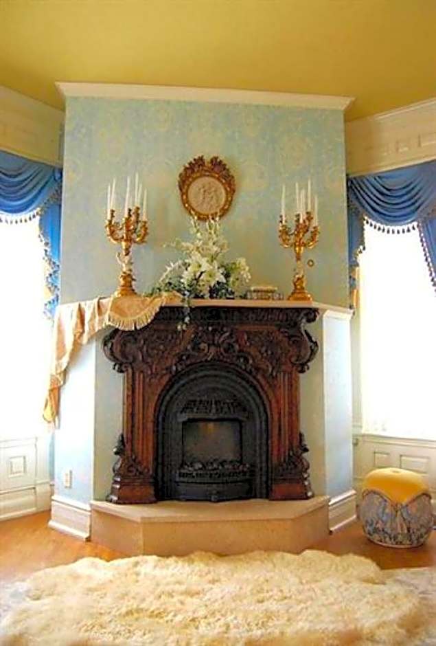 Alexander Mansion  Bed and Breakfast