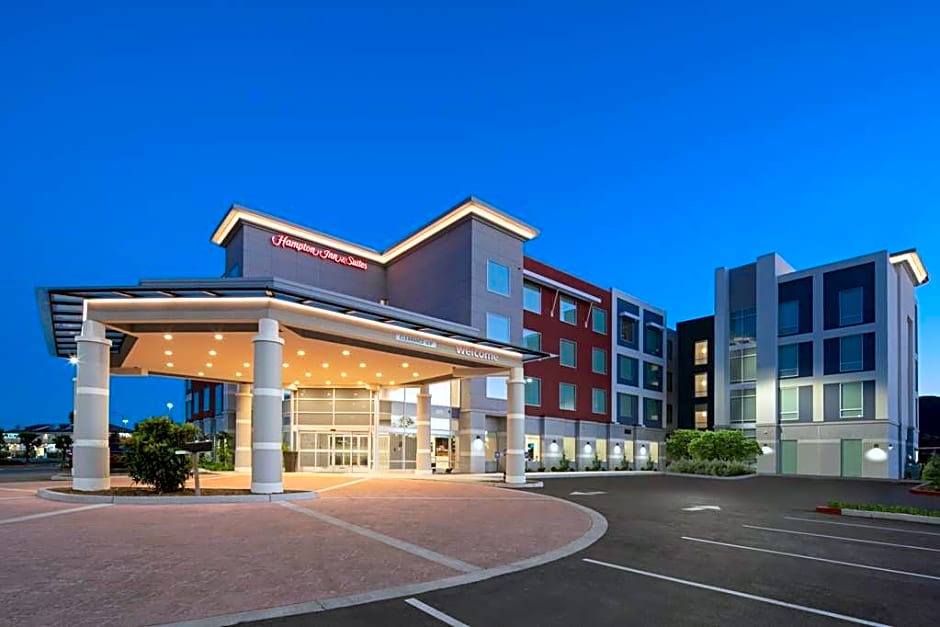 Hampton Inn & Suites - Gilroy, CA