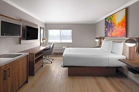 Deluxe Queen Room with Kitchenette - Non-Smoking