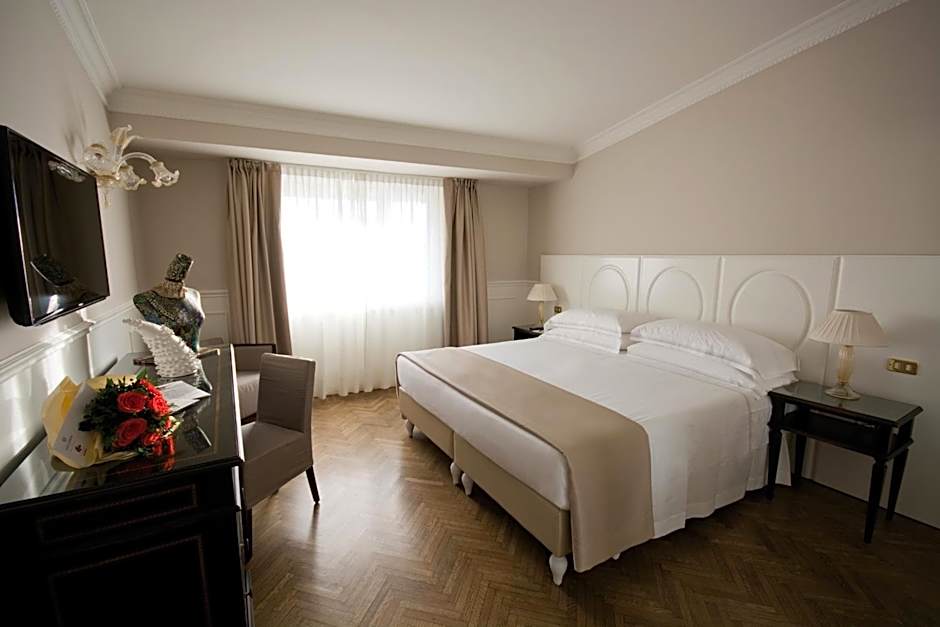 Plaza Hotel Lucchesi