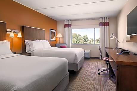 Double Room with Tub and Golf View - Mobility/Hearing Accessible