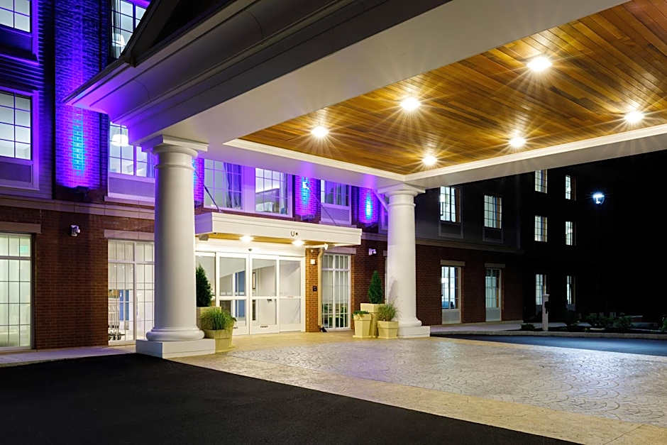 Holiday Inn Express & Suites Sturbridge By IHG