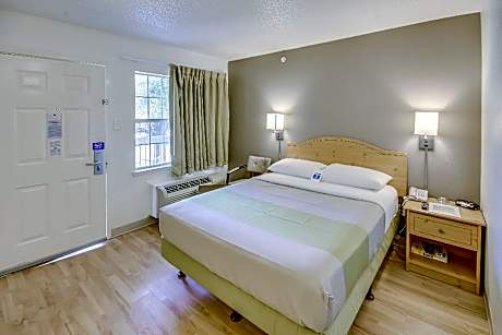 1 QUEEN BED | MICFRIDGE SMOKING