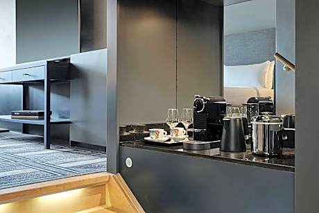 Room, 1 King Bed, Canal View