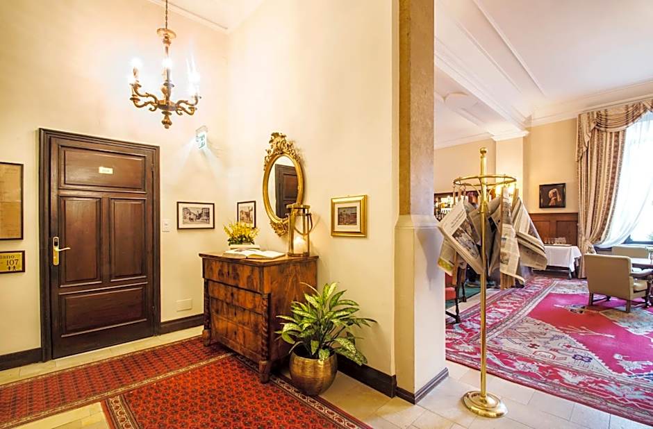 International au Lac Historic Lakeside Hotel