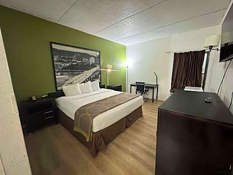 King Room with Roll-In Shower - Disability Access/Non Smoking/Interior Hall