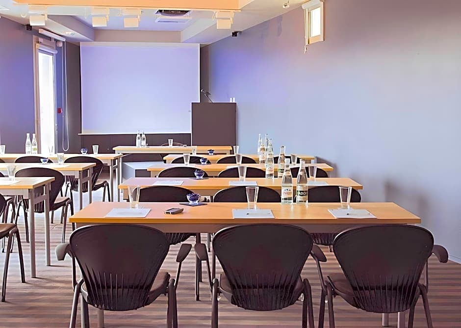 Standing Hotel Suites by Actisource