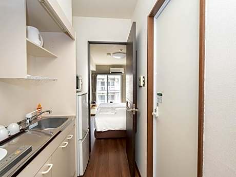 2 Adjoining Twin Rooms in Condo Bldg – Kitchen, Washer & Lounge Access