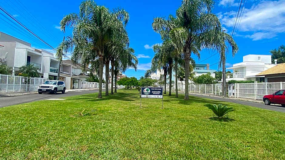 Espaço prático e clean 700 mts praia