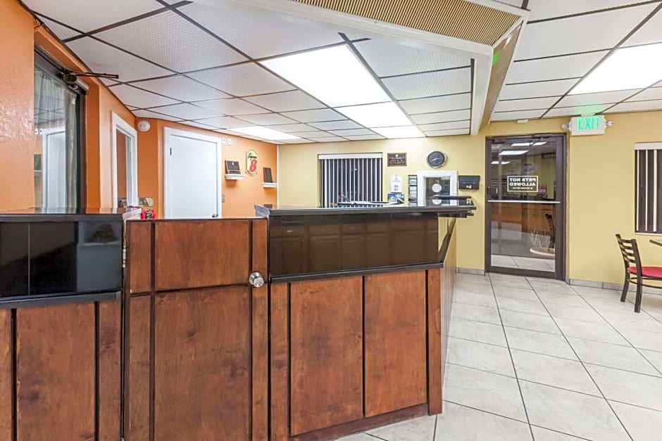 Super 8 by Wyndham Clinton