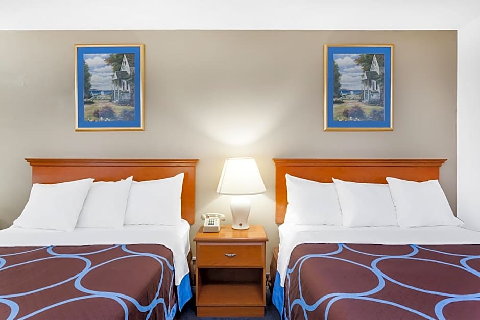 Super 8 by Wyndham Montgomery Maybrook