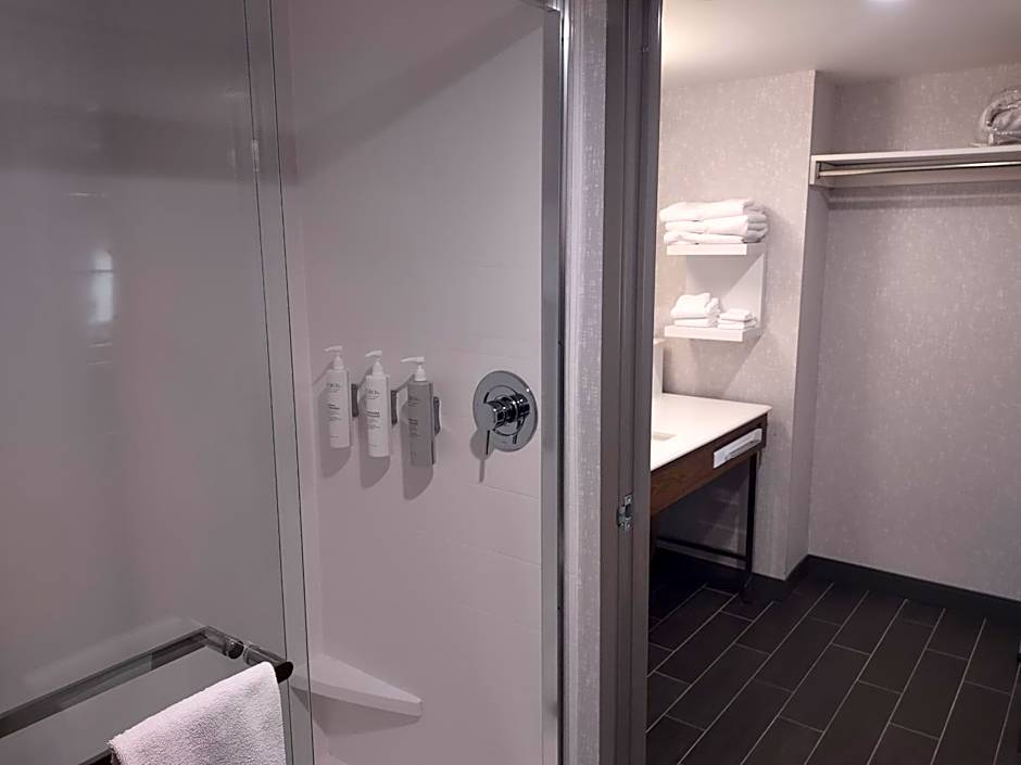 Hampton Inn By Hilton & Suites Pittsburgh New Stanton PA