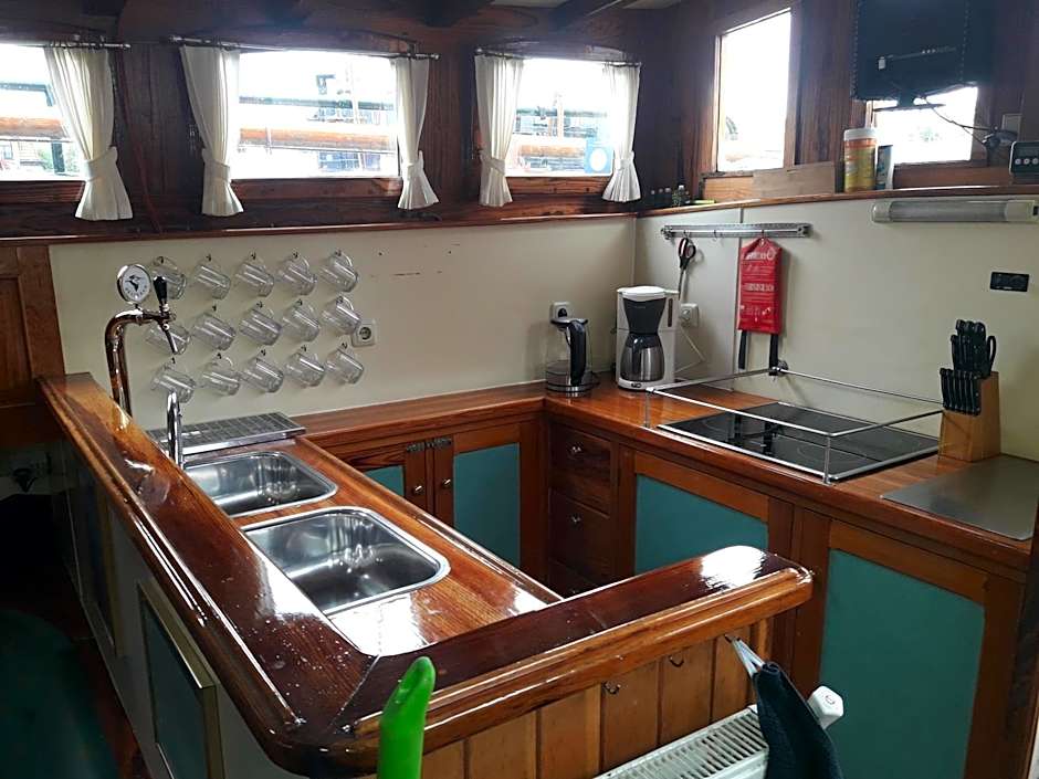tjalkjacht pelikaan enkhuizen