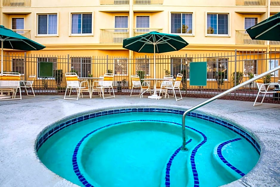 La Quinta Inn & Suites by Wyndham Tucson Airport