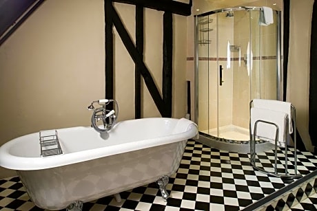 Family Room (2 Adults and 2 Children)