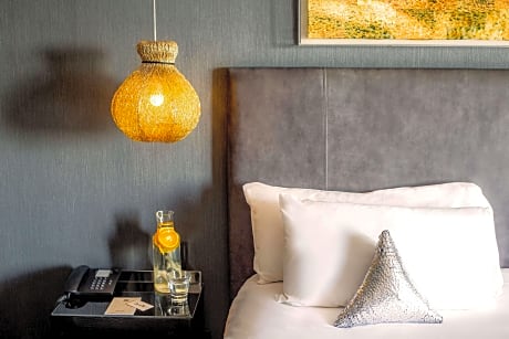 1 King Bed Street View Non-Smoking