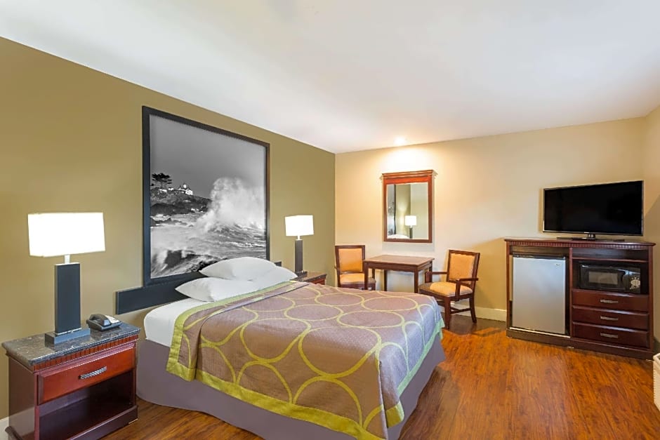 Super 8 by Wyndham Martinez