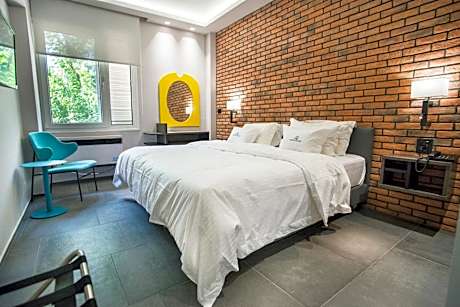 Family Room with Garden View