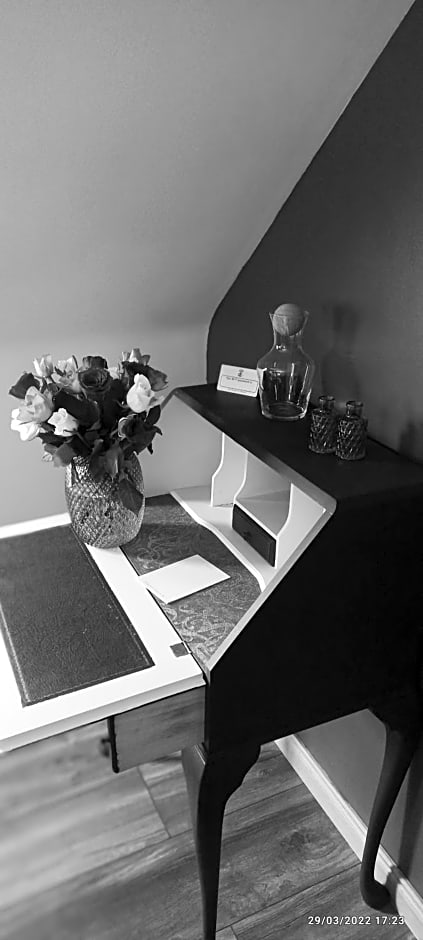 Outlander Boutique B&B King