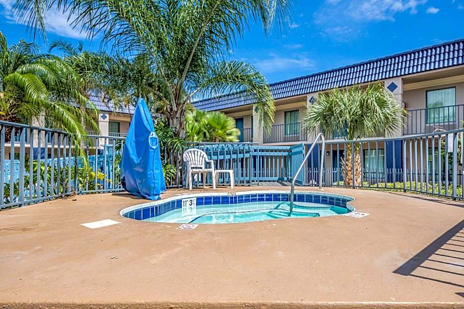 Clarion Inn & Suites Central Clearwater Beach