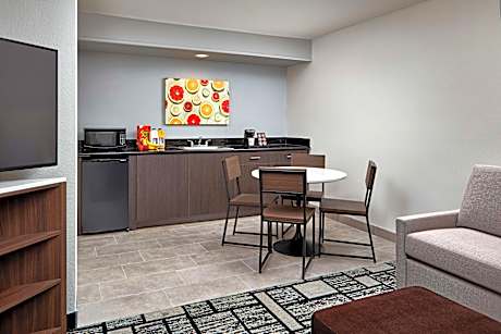 Larger King Room with Spa Bath and Wet Bar - Non-Smoking