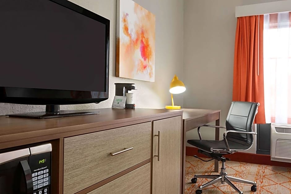 La Quinta Inn & Suites by Wyndham Lackawanna - Buffalo