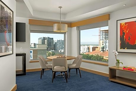 King Suite with Mountain View
