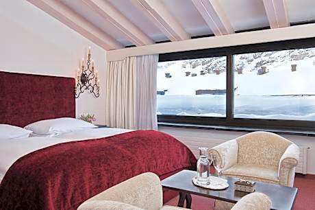 Suite with Mountain View