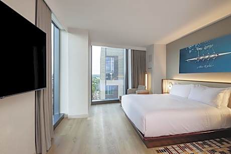 Corner King Room with Memorial View