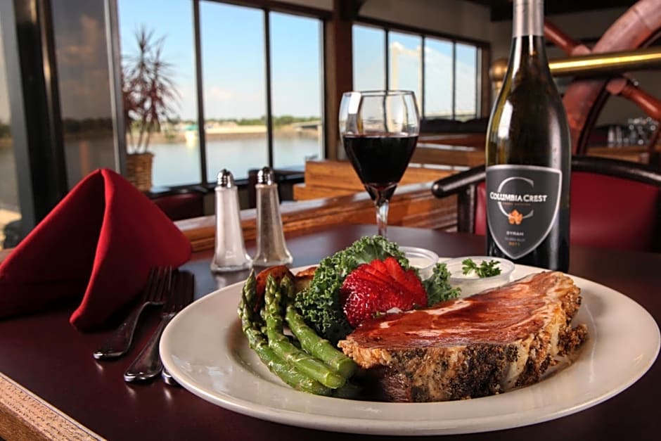 Clover Island Inn
