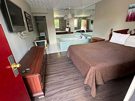 Queen Room with Hot Tub