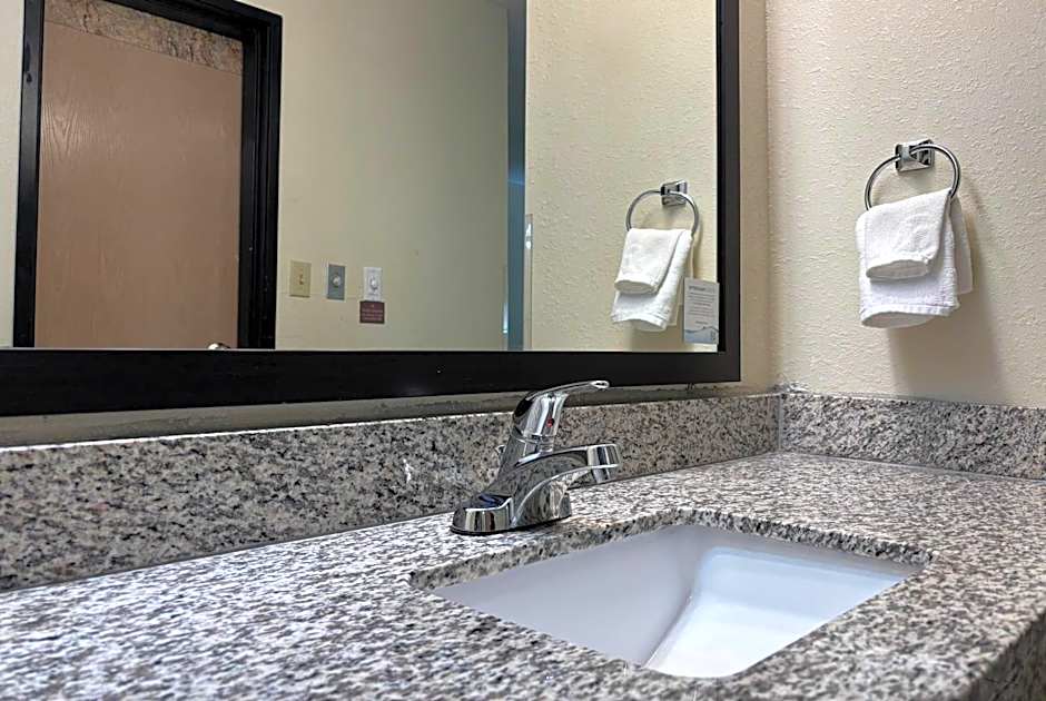 Super 8 by Wyndham Metropolis