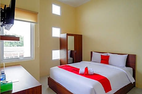 RedDoorz near Graha Saba Buana Solo