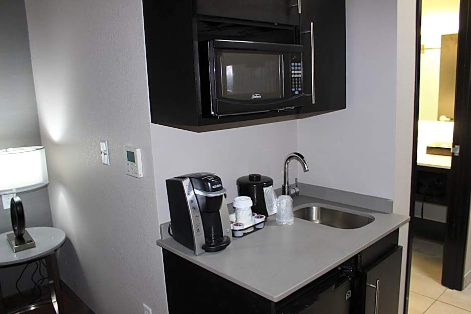 Holiday Inn Express & Suites Shawnee-Kansas City West By IHG