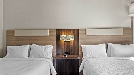 Standard Queen Room with Two Queen Beds and Mobility Accessible Tub
