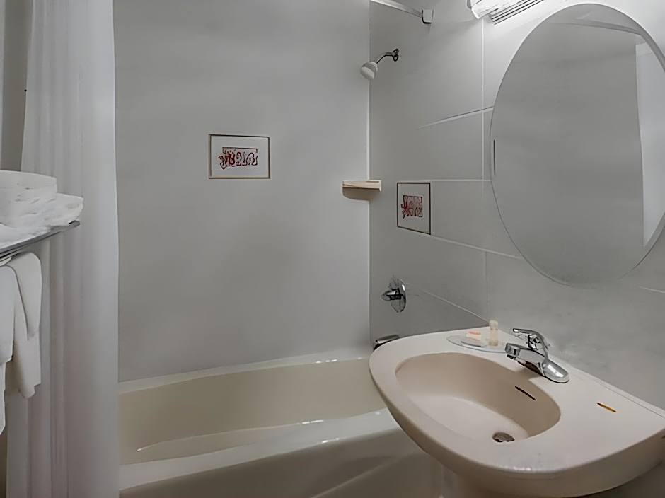 Days Inn by Wyndham Hicksville Long Island