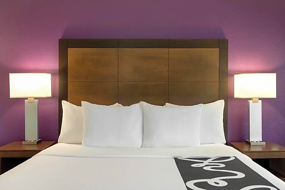 La Quinta Inn & Suites by Wyndham Arlington North Six Flags Drive