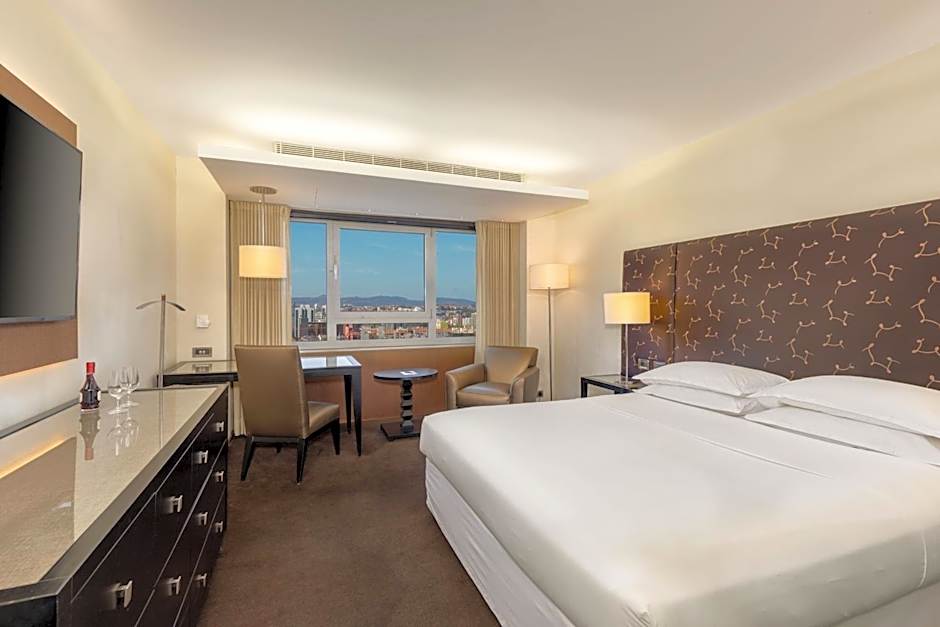 Photo 1 of 12 of Deluxe Premium 1 Queen Bed Guestroom, City View, High Floor