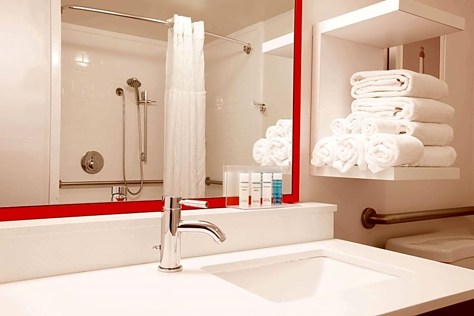 Photo 1 of 2 of 1 King Bed, Mobility Accessible, Bathtub