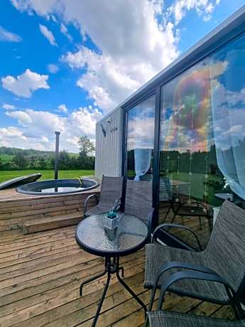 Cozy Hut with the included Hot Tub-Prime Rentals