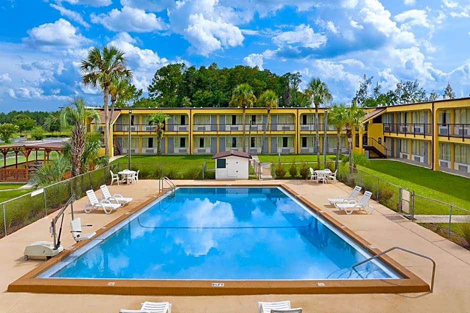 Days Inn by Wyndham Lake City I-75