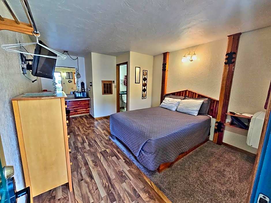 Cedar Wood Inn