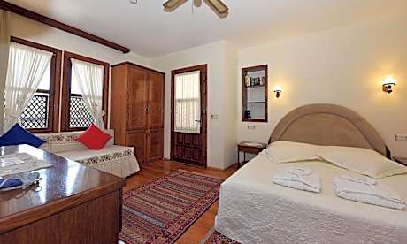 Deluxe Triple Room(1 Queen Bed and 1 Twin Bed)