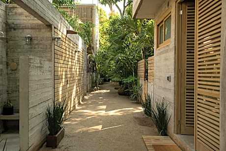 Ona & Nami - Casa Macu Saladita surf break