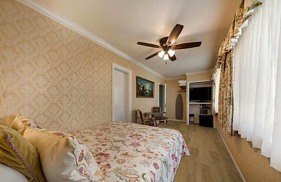 Carmel Inn & Suites