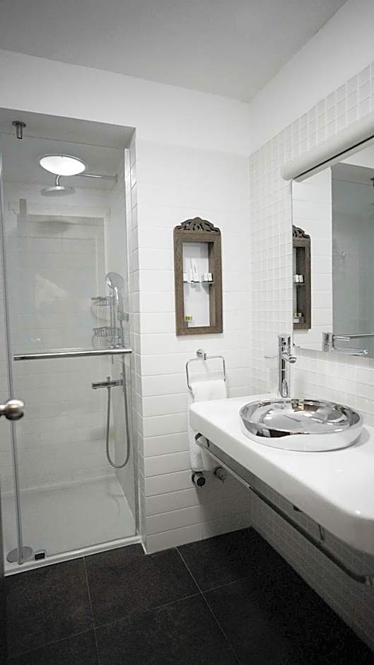 Kasr-i Nehroz Hotel