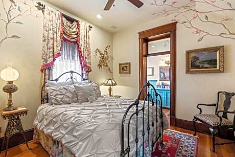 Deluxe Queen Studio