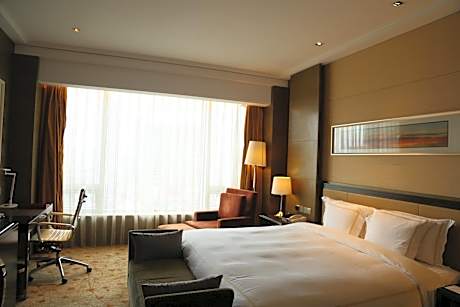 Standard King Room with Lounge Access