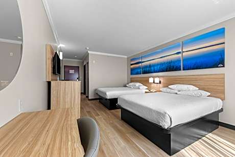 Queen Room with Two Queen Beds and Bath Tub - Mobility Accessible/Non-Smoking