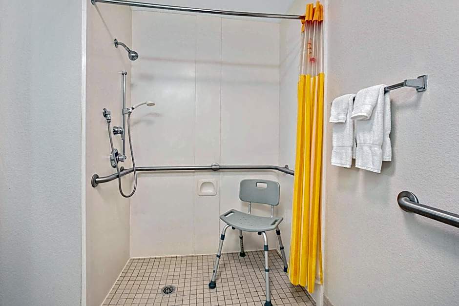 La Quinta Inn & Suites by Wyndham DFW Airport South/Irving